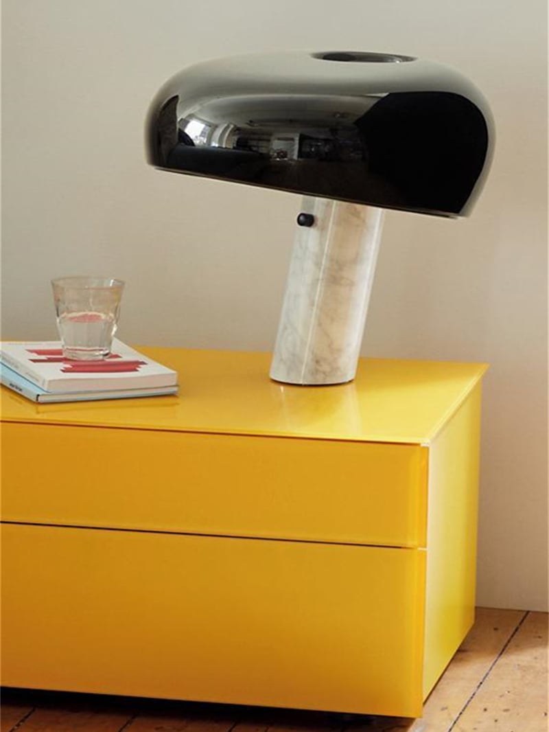 Lámpara de Mesa Snoopy color negro