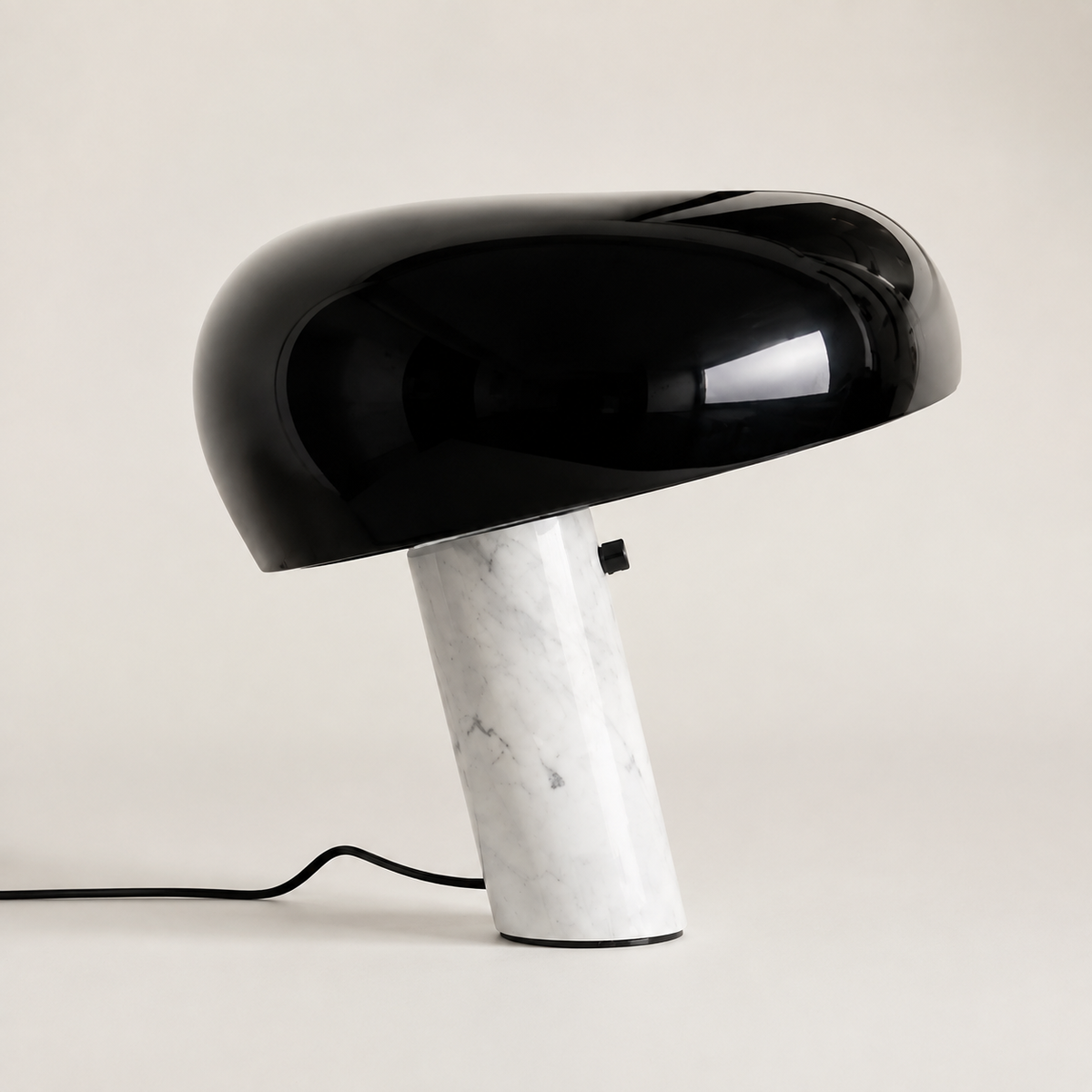 Lámpara de Mesa Snoopy color negro